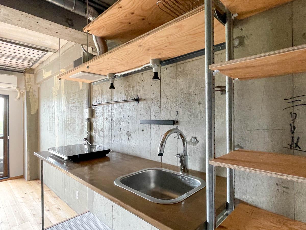 八王子市暁町の賃貸物件/キッチン。手前側は靴箱にもできるような棚になっている