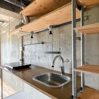 八王子市暁町の賃貸物件/キッチン。手前側は靴箱にもできるような棚になっている