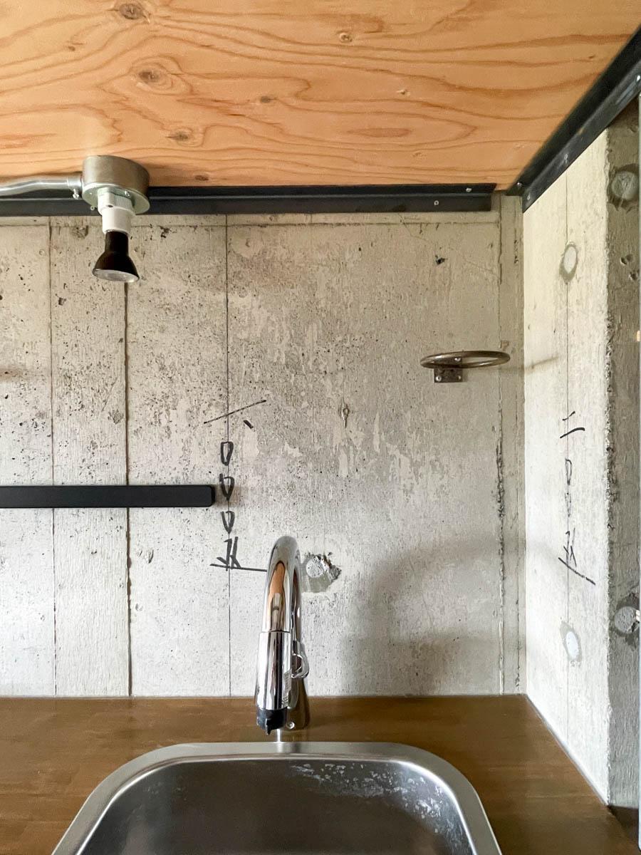 八王子市暁町の賃貸物件/壁にはコップがかけられる金物がとりつけられていて、パーツパーツがかわいい