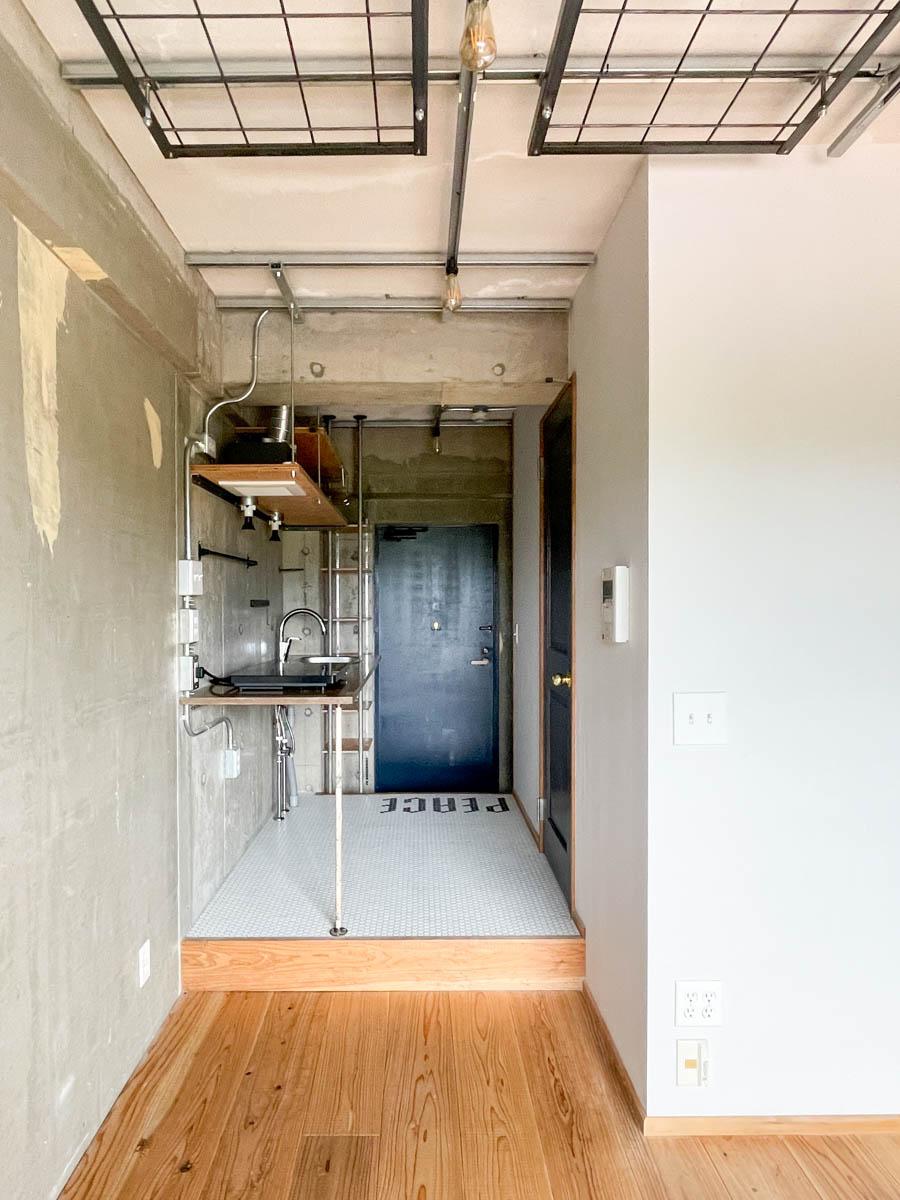 八王子市暁町の賃貸物件/キッチンやトイレ洗面部分は白いタイル貼りの床。居室部分は少し下がって、無垢フローリング貼り