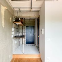 八王子市暁町の賃貸物件/キッチンやトイレ洗面部分は白いタイル貼りの床。居室部分は少し下がって、無垢フローリング貼り