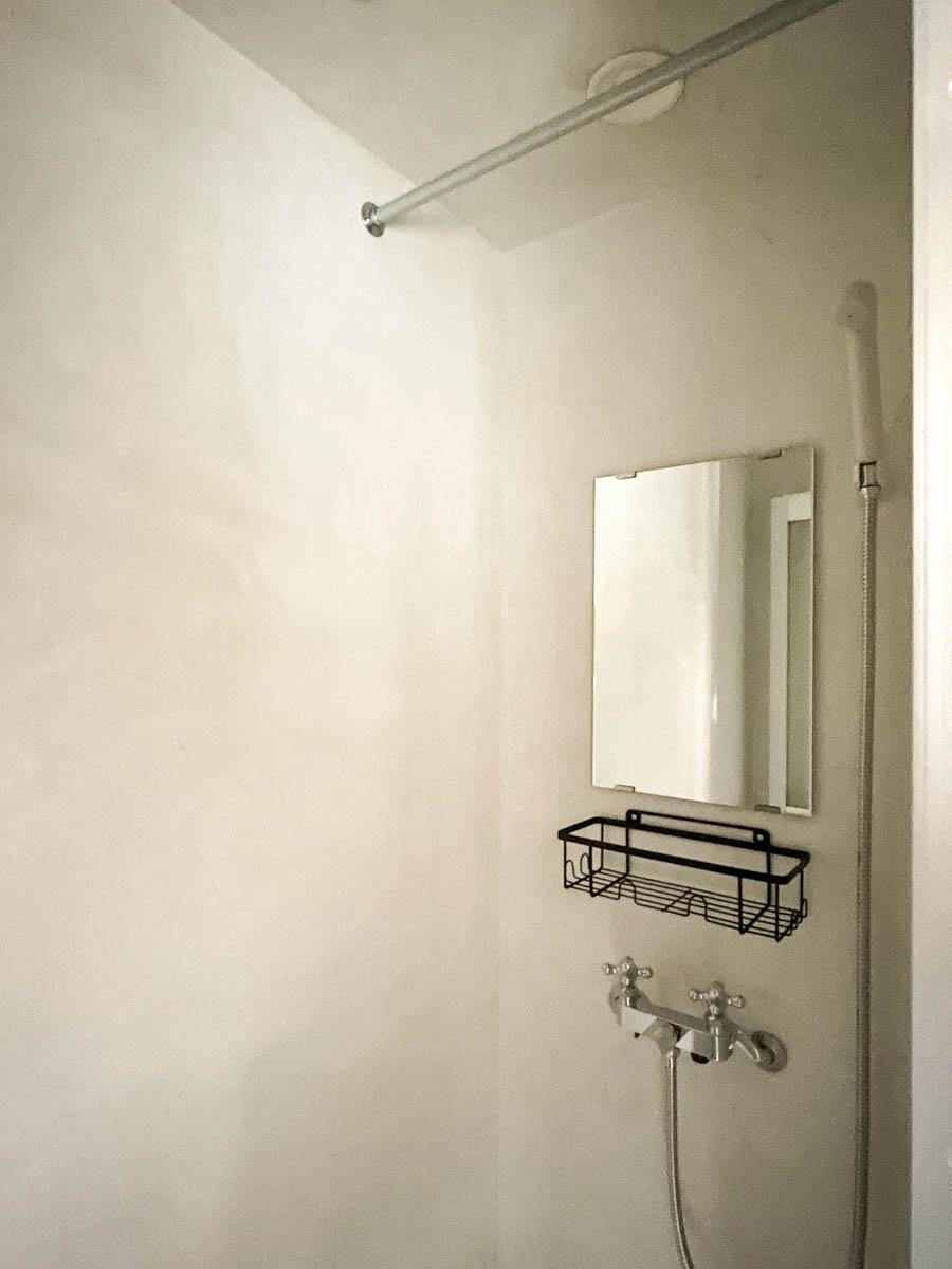 八王子市暁町の賃貸物件/シャワールームはモールテックスで仕上げられ、マットな質感がかっこいい