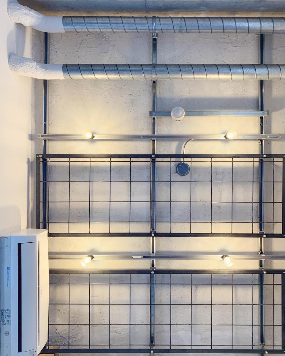 八王子市暁町の賃貸物件/天井。天井部分もモルタル左官で仕上げられ、雰囲気のあるテクスチャーになっている。取り付けられた金物には、何かぶら下げたりできれ便利