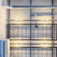 八王子市暁町の賃貸物件/天井。天井部分もモルタル左官で仕上げられ、雰囲気のあるテクスチャーになっている。取り付けられた金物には、何かぶら下げたりできれ便利