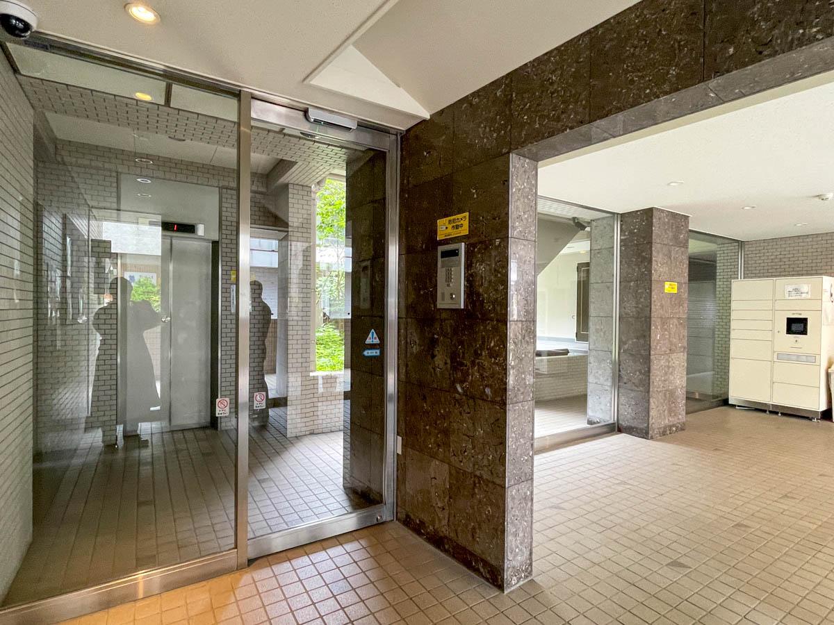 八王子市暁町の賃貸物件/エントランスにはオートロック、宅配BOXがついています