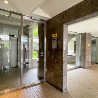 八王子市暁町の賃貸物件/エントランスにはオートロック、宅配BOXがついています