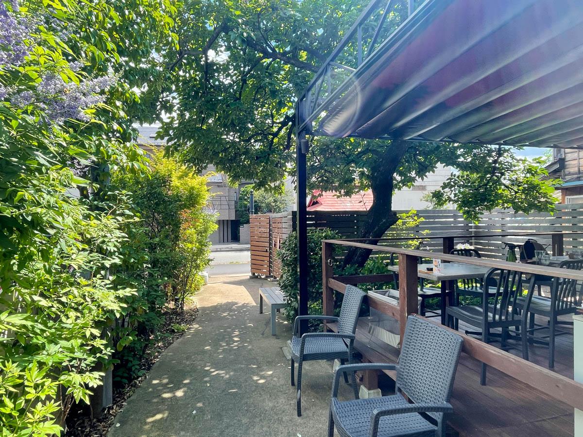 八王子市暁町の賃貸物件/近所のおしゃれスポット。古民家を再生し、気持ちいいテラス席もあるカレー屋さん「カキノテラス」さんがあります