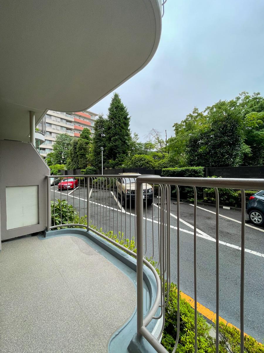 世田谷区三軒茶屋の賃貸物件/バルコニーのすぐ先はマンションの駐車場