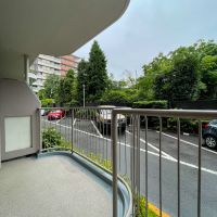 世田谷区三軒茶屋の賃貸物件/バルコニーのすぐ先はマンションの駐車場