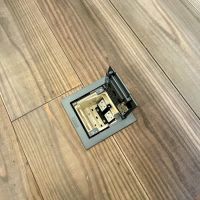 世田谷区三軒茶屋の賃貸物件/壁以外に床にも何ヶ所かコンセントが設けてあるので、デスクの配置がしやすい