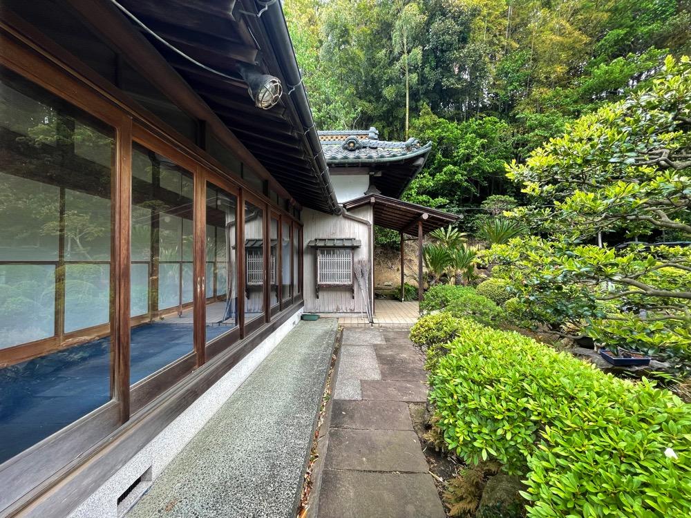 横浜市南区六ツ川の売買物件/緑がいっぱいの広い庭を見渡せる広縁