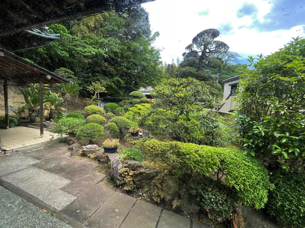 横浜市南区六ツ川の売買物件/広々とした庭、手入れされた庭木、心が落ち着きます