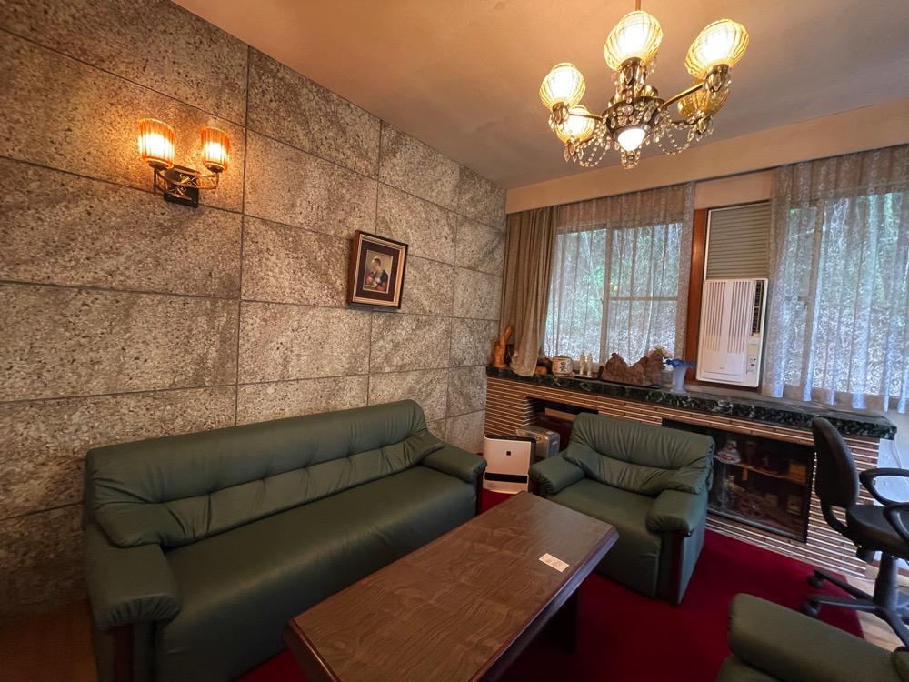 横浜市南区六ツ川の売買物件/玄関横の洋室（応接間）、壁の石材の重厚感がいい