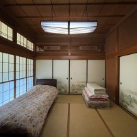 横浜市南区六ツ川の売買物件/天井が高い和室（8畳）、障子の先は広縁です