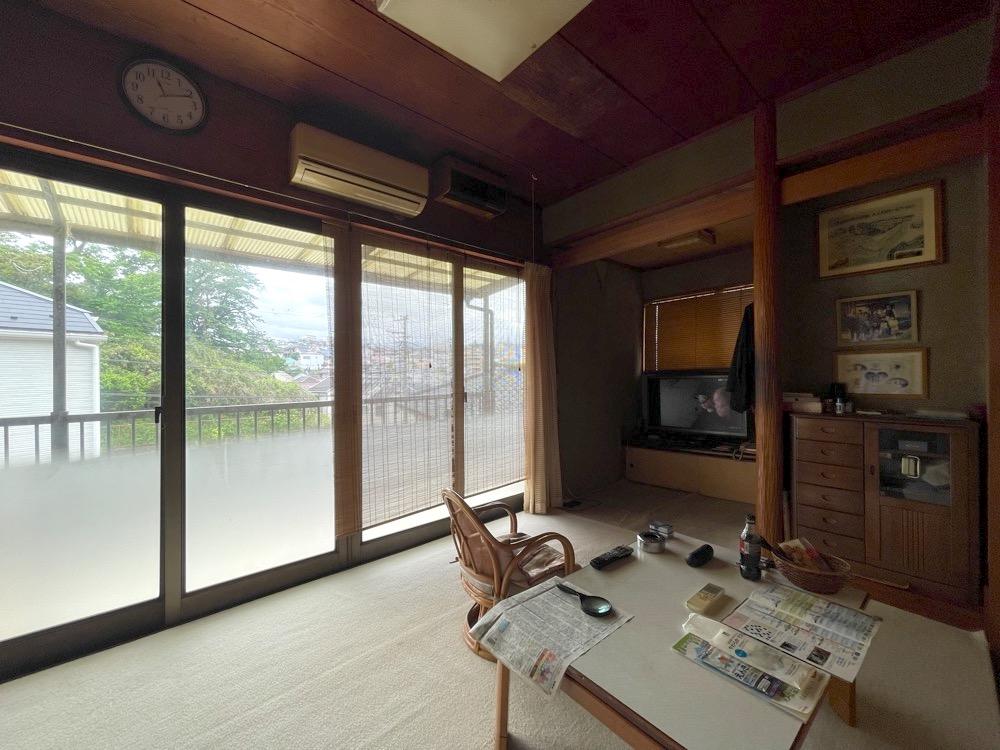 横浜市南区六ツ川の売買物件/居間（リビング）のサッシの先はデッキになっています
