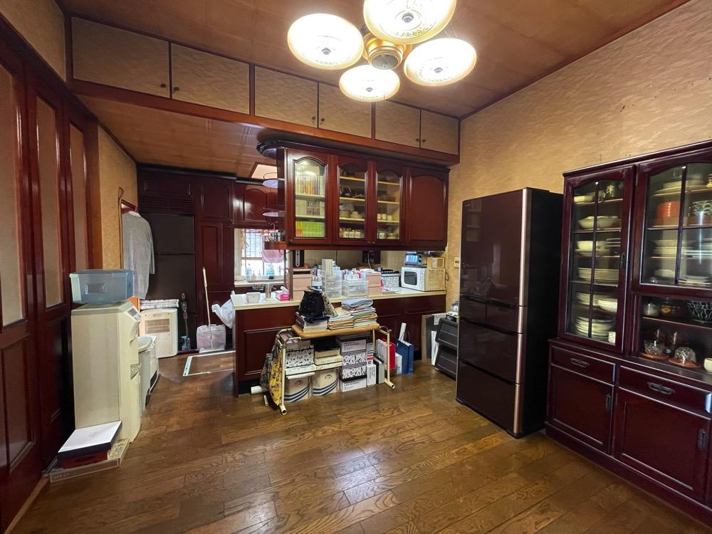 横浜市南区六ツ川の売買物件/ダイニングとその奥はキッチン