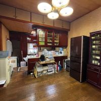 横浜市南区六ツ川の売買物件/ダイニングとその奥はキッチン