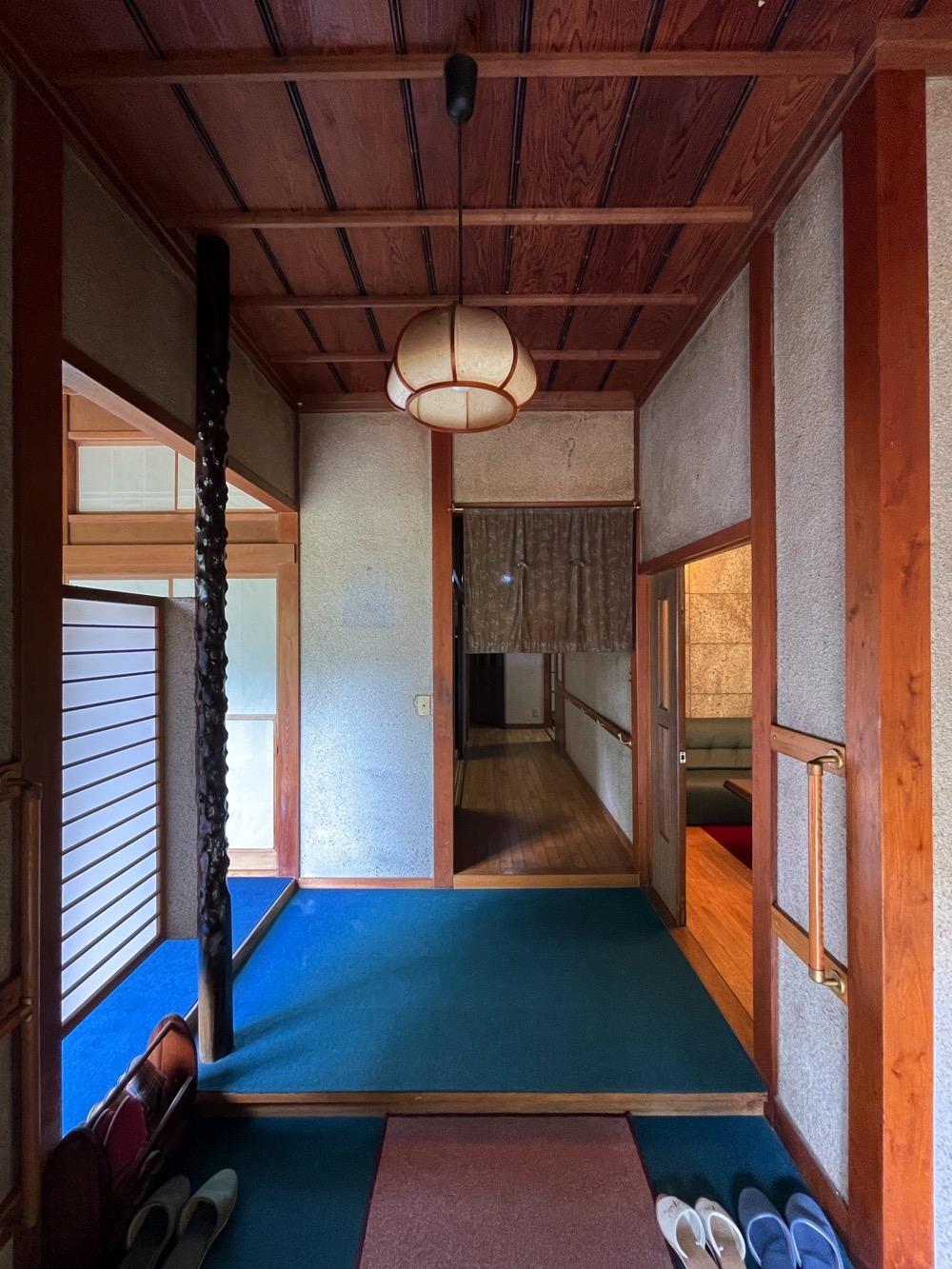 横浜市南区六ツ川の売買物件/玄関も広めです、左手に広縁、右手に洋室（応接間）、奥にLDK