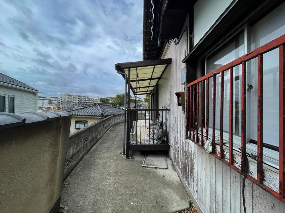 横浜市南区六ツ川の売買物件/外壁とデッキ、こちらも補修等が必要になります