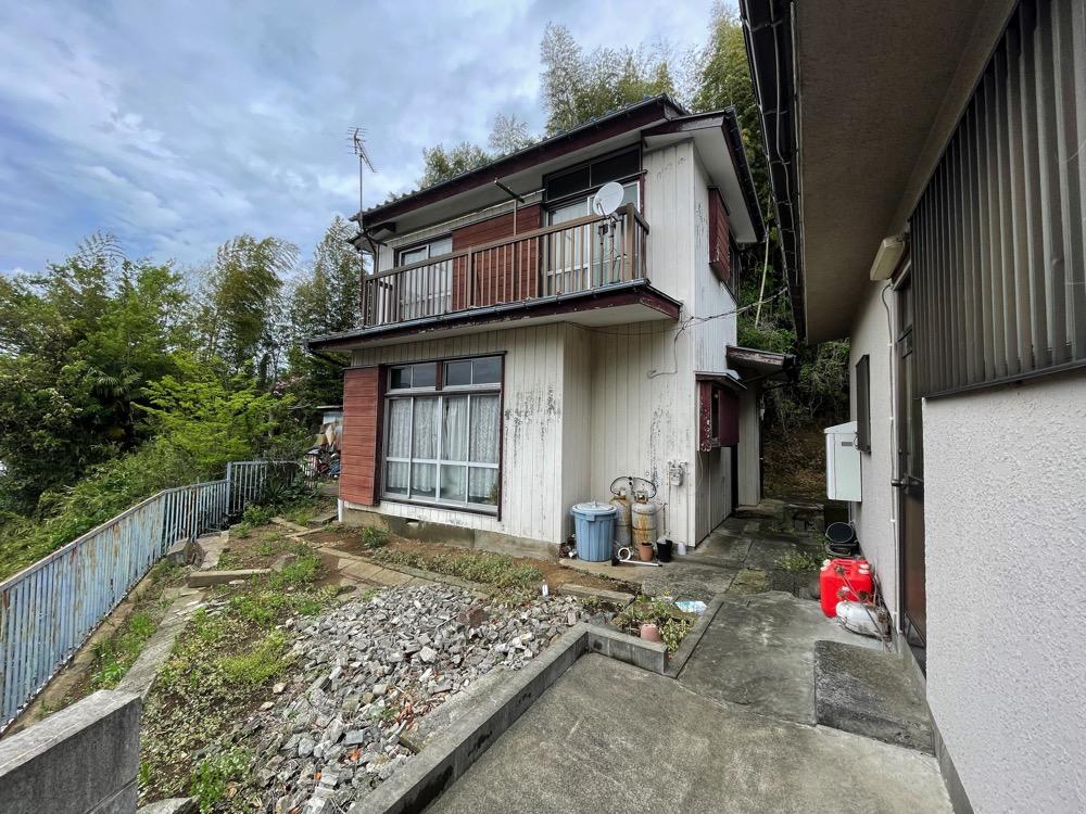 横浜市南区六ツ川の売買物件/増築未登記部分は木造2階建（一部越境あり）