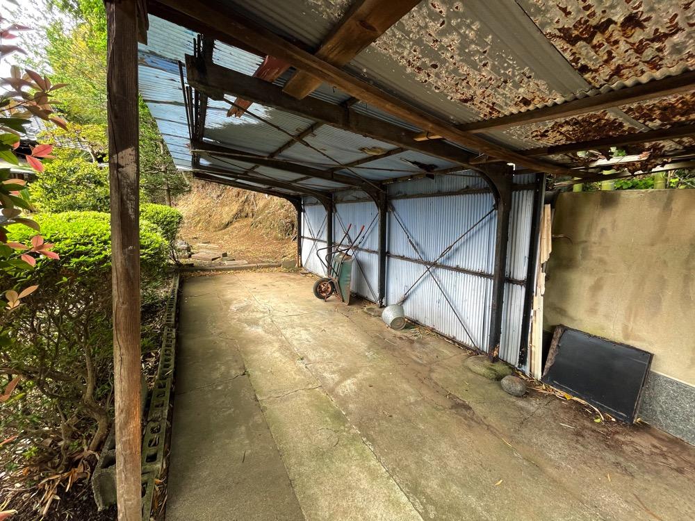 横浜市南区六ツ川の売買物件/カースペース、一部越境・劣化しているので新設が必要になります