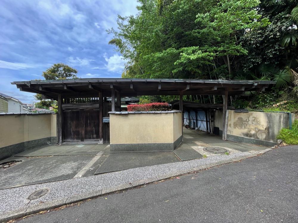 横浜市南区六ツ川の売買物件/立派な門構えですが、劣化している箇所もあるため、補修等が必要になります