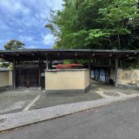 横浜市南区六ツ川の売買物件/立派な門構えですが、劣化している箇所もあるため、補修等が必要になります