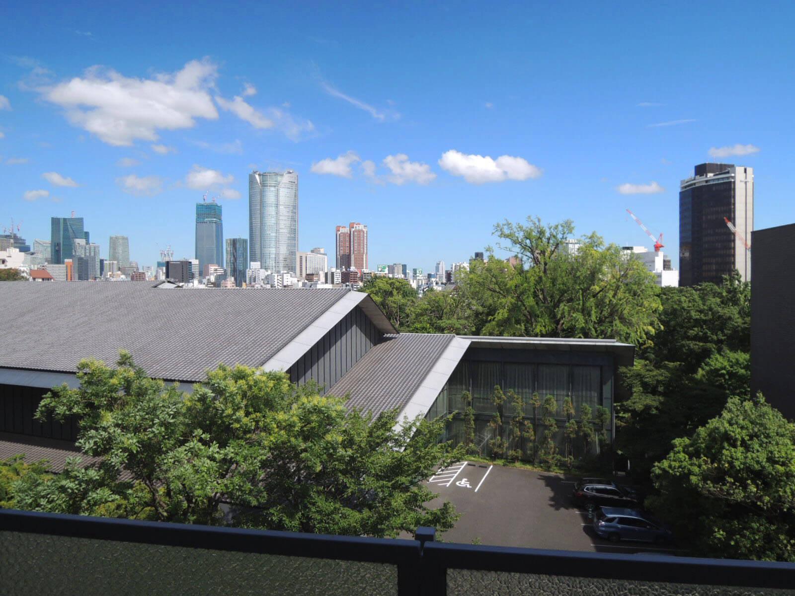 目の前の根津美術館から なんとも贅沢な緑の借景!