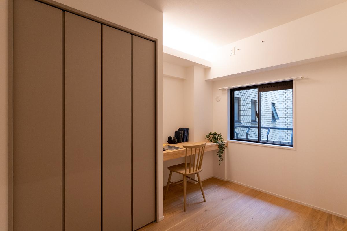 約3.95室の寝室の一角には造作デスク