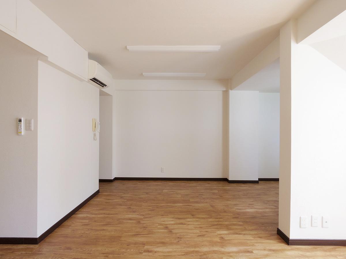 渋谷区渋谷の賃貸物件/白い壁紙とフローリング調のシート