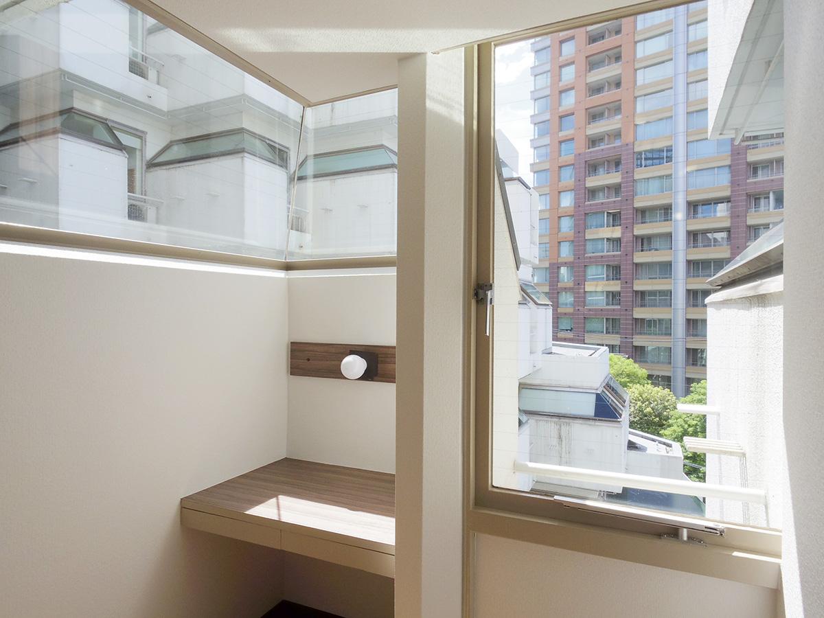 渋谷区渋谷の賃貸物件/造作されたデスクスペースからは、向かいの敷地の公園の緑が見える