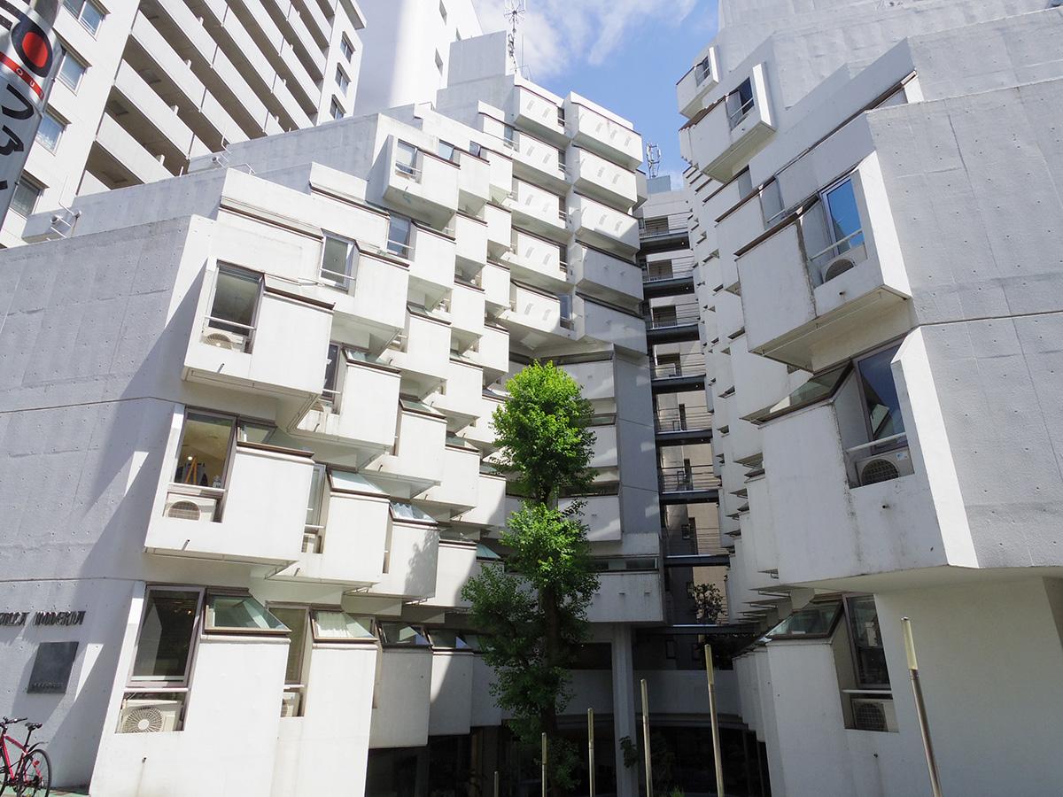 渋谷区渋谷の賃貸物件/シンボルツリーのある中庭を囲む雁行型の建物。いつ見ても独創的