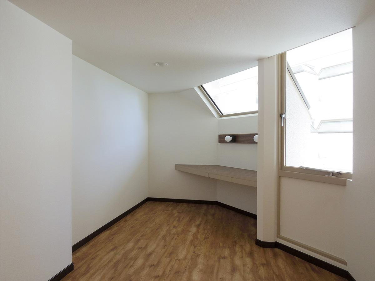 渋谷区渋谷の賃貸物件/奥のデスクスペースは落ち着いた明るさで作業が捗りそう