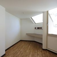 渋谷区渋谷の賃貸物件/奥のデスクスペースは落ち着いた明るさで作業が捗りそう