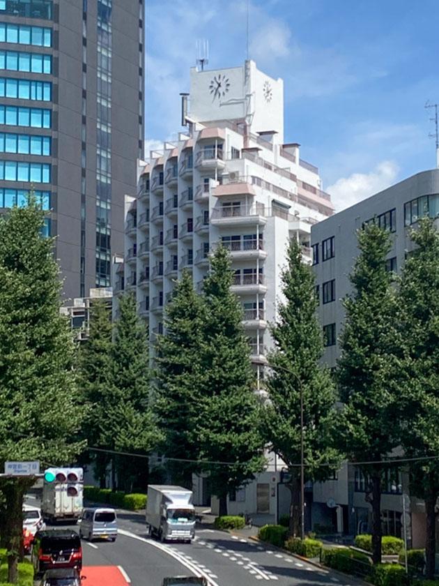 渋谷区神宮前の賃貸物件/歩道橋から時計が目印