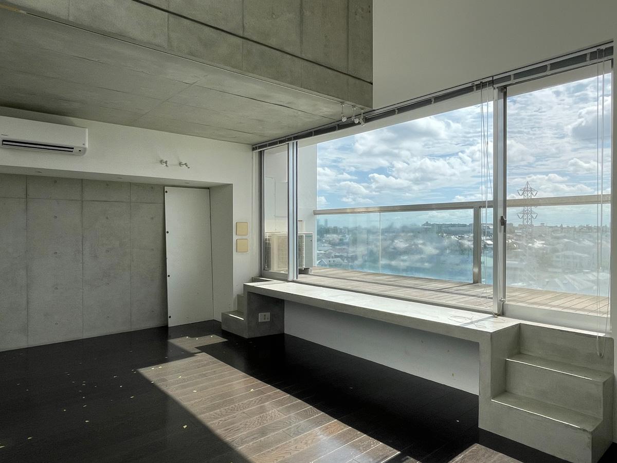 目黒区柿の木坂の賃貸物件/陽当たりがいいリビング。ステップを上がると、バルコニーに出られる