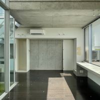 目黒区柿の木坂の賃貸物件/ダイニングテーブルに加え、ソファーやテレビボードも無理なく置けるサイズのリビング