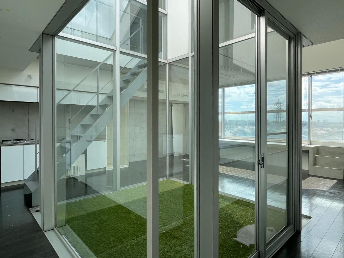 目黒区柿の木坂の賃貸物件/足元には芝生マットが敷かれています