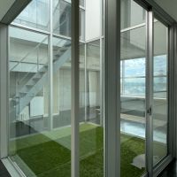 目黒区柿の木坂の賃貸物件/足元には芝生マットが敷かれています