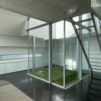 目黒区柿の木坂の賃貸物件/吹き抜けスペースにお気に入りの植物を並べたり、机や椅子を出して食事できるようにしたりと、夢が広がります