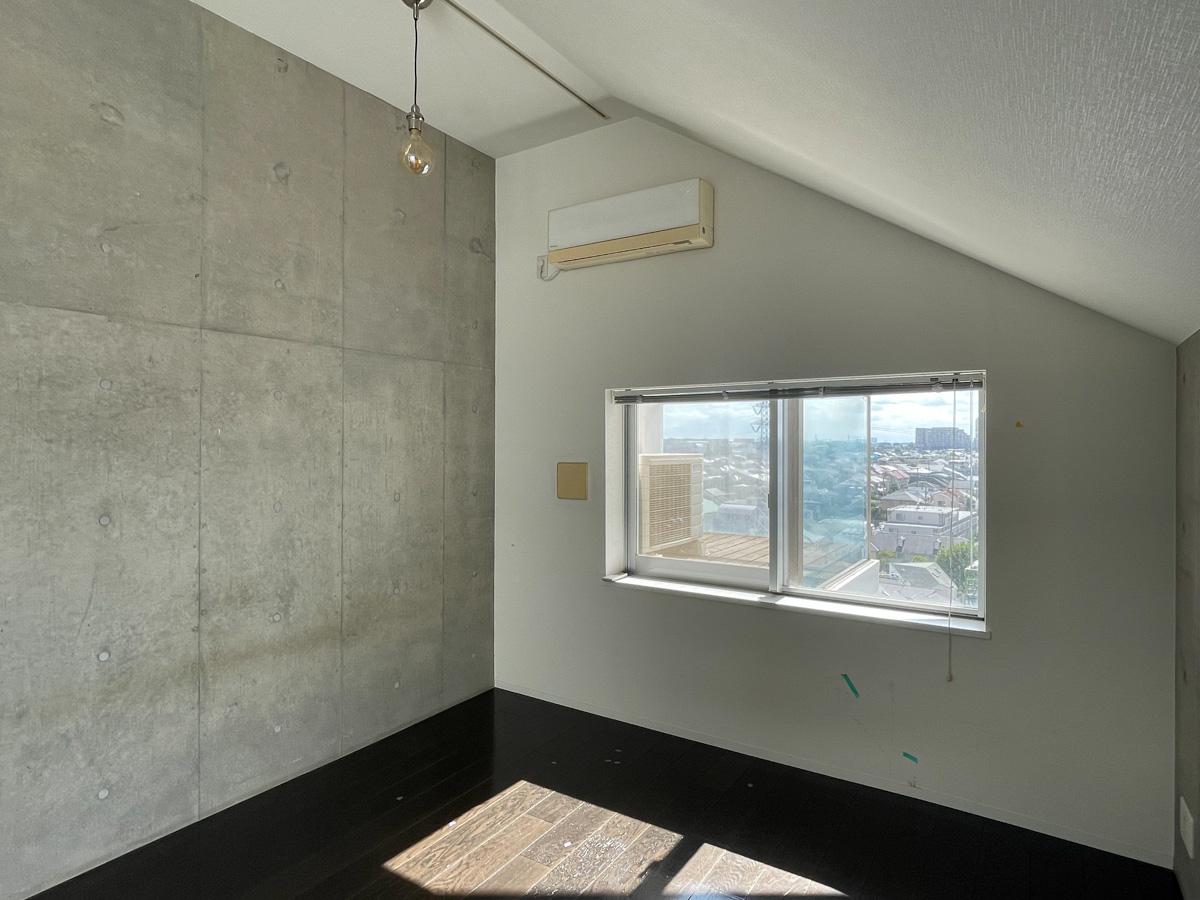 目黒区柿の木坂の賃貸物件/上階の寝室。広さは6.6帖ほど