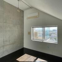 目黒区柿の木坂の賃貸物件/上階の寝室。広さは6.6帖ほど