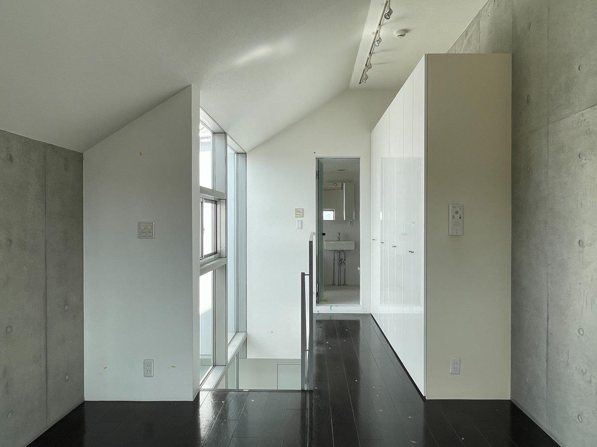 目黒区柿の木坂の賃貸物件/上階を北に向かって。画面左手に階段、右手にあるのは収納、奥にバスルームがあります