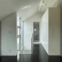 目黒区柿の木坂の賃貸物件/上階を北に向かって。画面左手に階段、右手にあるのは収納、奥にバスルームがあります