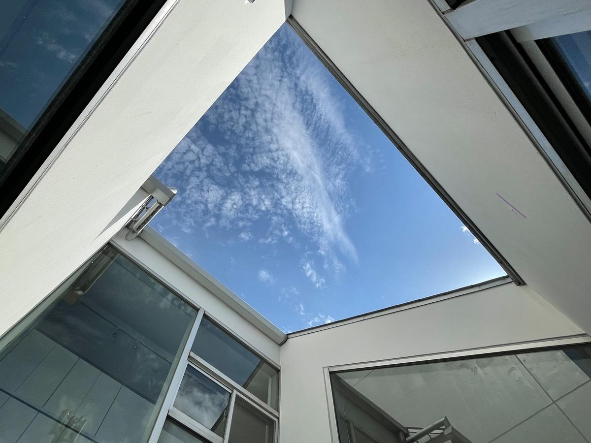 目黒区柿の木坂の賃貸物件/中庭のような吹き抜け。見上げると空！