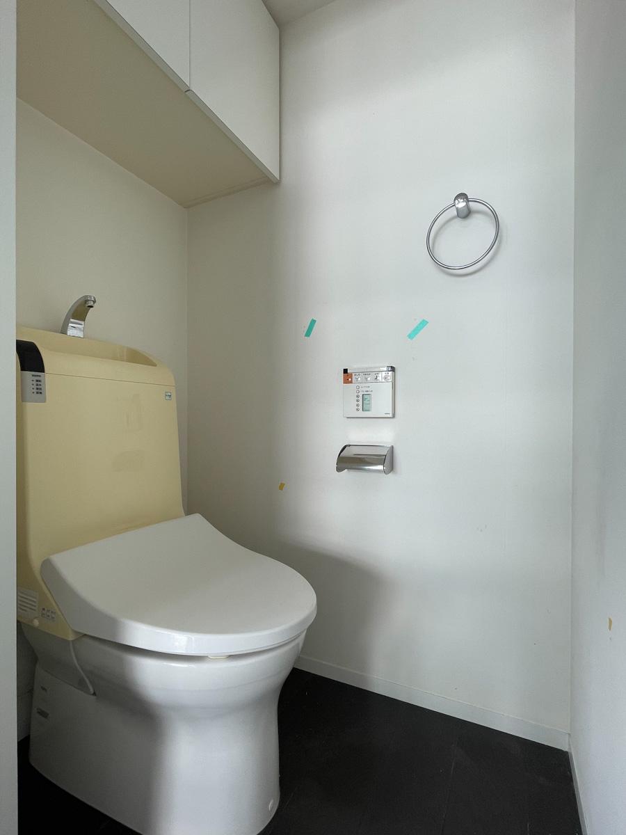 目黒区柿の木坂の賃貸物件/下階のトイレ。玄関の横です