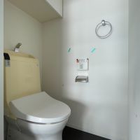 目黒区柿の木坂の賃貸物件/下階のトイレ。玄関の横です