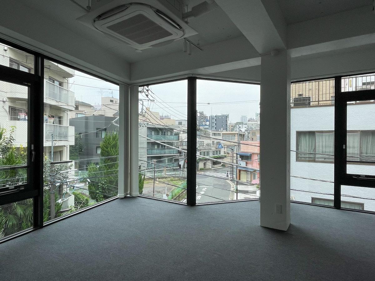 港区南麻布の賃貸物件/床から梁まで大きくとられた窓のおかげで実に開放的