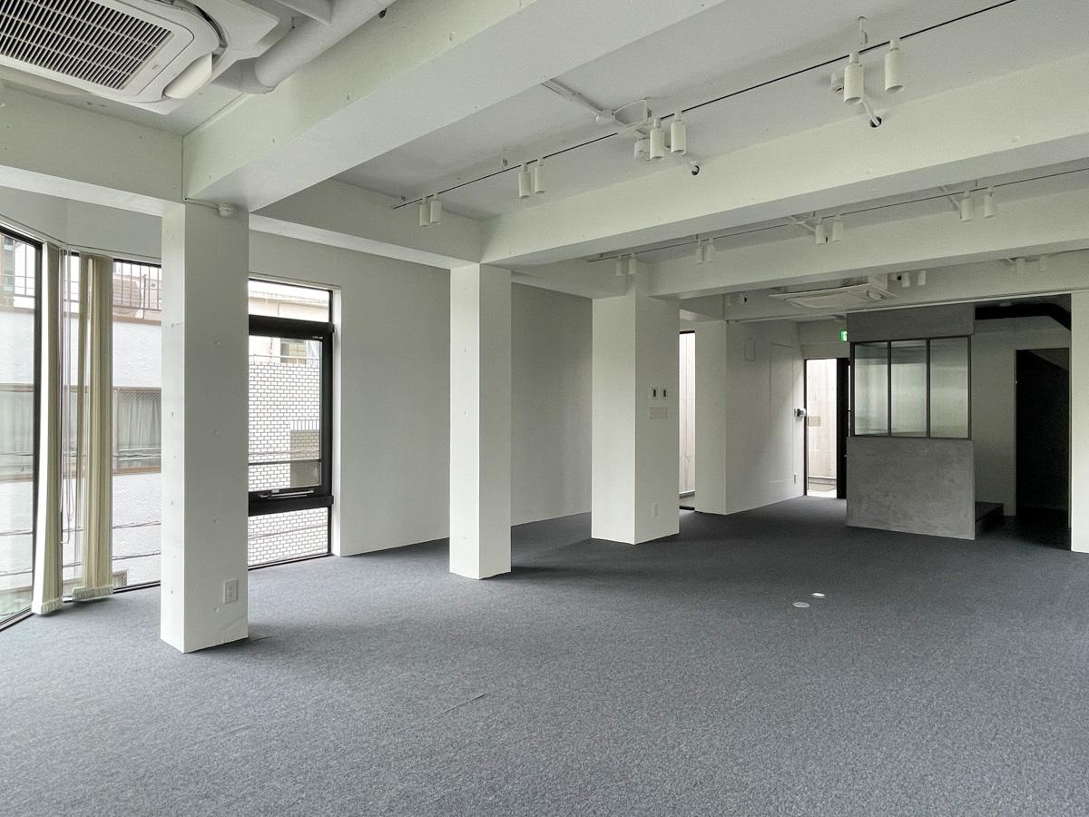 港区南麻布の賃貸物件/ミーティングスペースや応接室が必要であれば、梁や柱に沿って作り込みやすそう