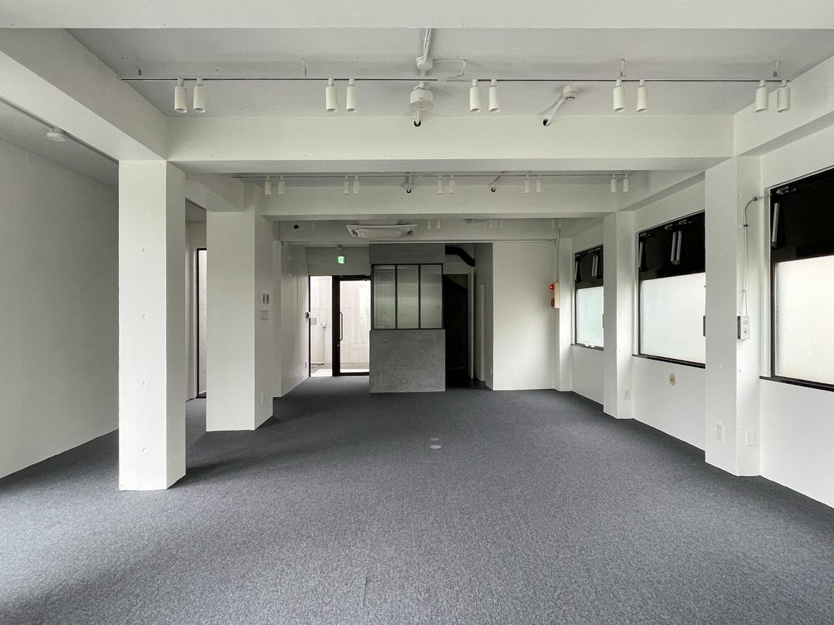 港区南麻布の賃貸物件/窓側から室内を眺めた図